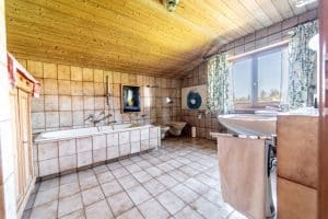 Bad mit Wanne / Dusche