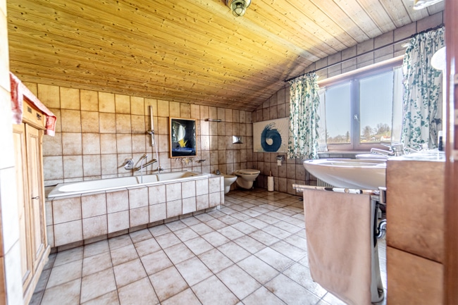 Bad mit Wanne / Dusche
