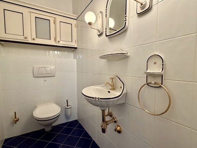 separates WC