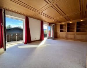 großzügiges Wohnzimmer mit Ausgang auf den Balkon