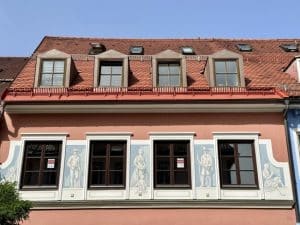 durch einen Aufzug von der Fußgängerzone aus zu erreichen