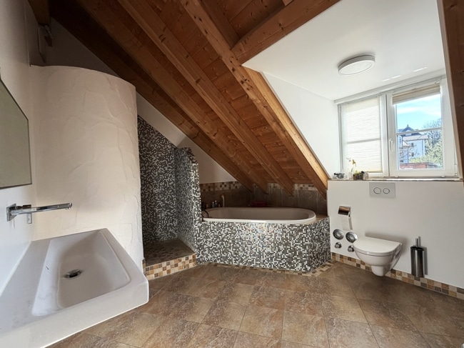 Großes Badezimmer