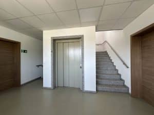 Eingang mit Aufzug