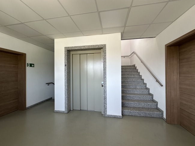 Eingang mit Aufzug