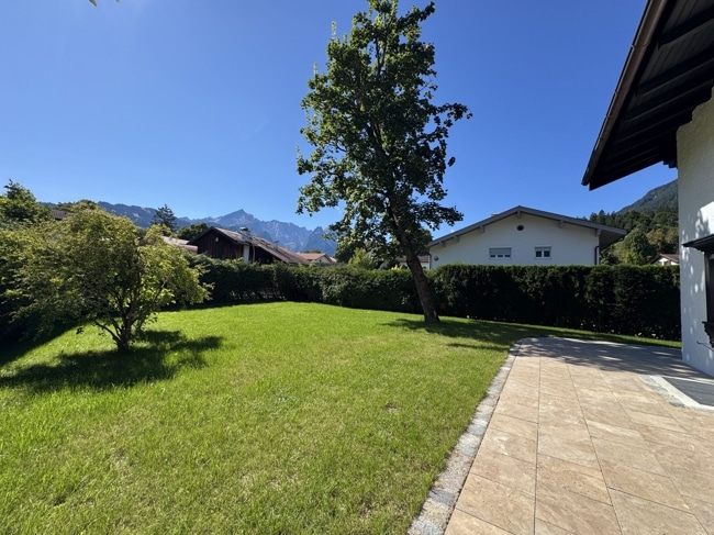 Blick in den Garten und die Berge