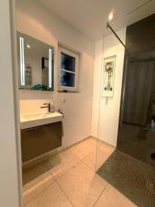 Kleines Bad mit Dusche