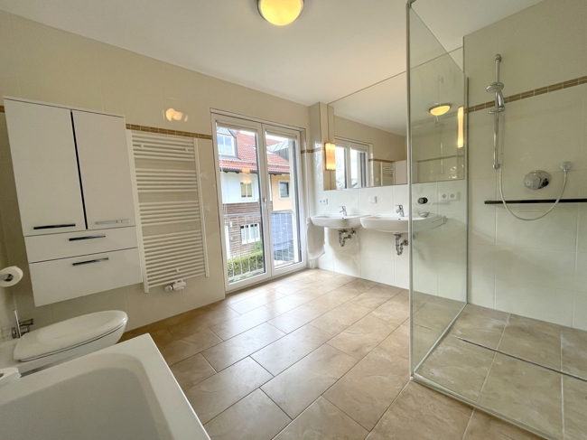 Großes Bad mit französischem Balkon