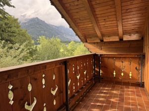 wunderbarer, überdachter Balkon