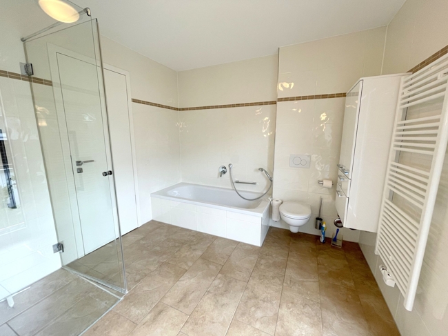 Ebenderdige Dusche und Badewanne