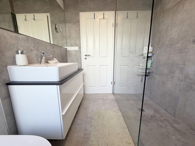 modernes Badezimmer