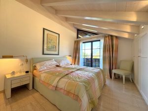 Schlafzimmer mit hochwertigen Einbauten