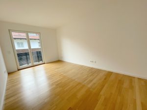 Helles Kinderzimmer/Büro mit Westbalkon