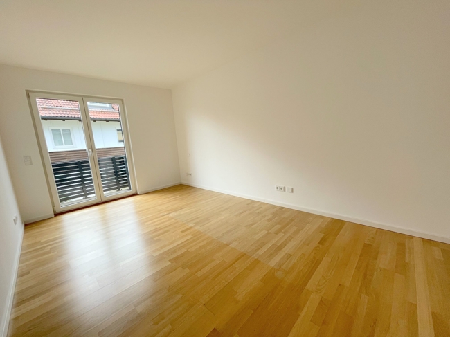 Helles Kinderzimmer/Büro mit Westbalkon