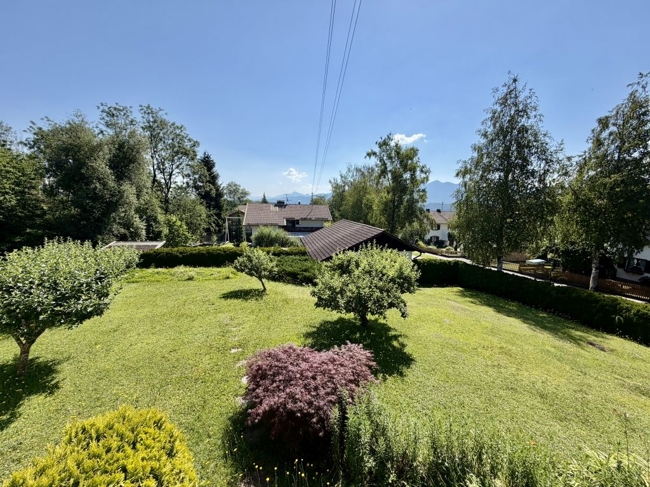 Blick vom Obergeschoss auf den Garten