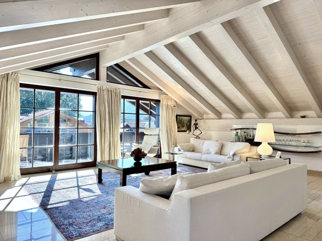 Wohnzimmer mit großem angrenzenden Balkon