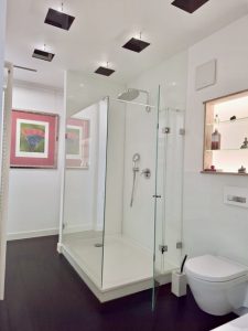 Dusche und Badewanne